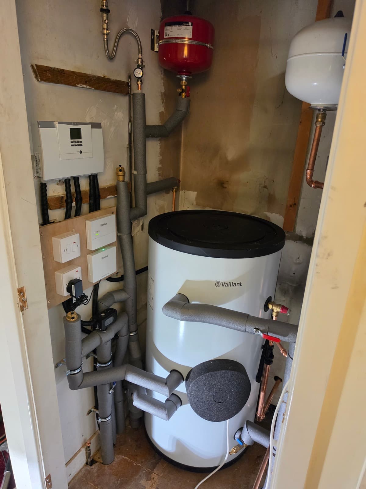 Unvented cylinder and heating manifold install